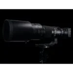 Professional telephoto camera lens on tripod, ideal for wildlife photography.