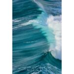 Dynamic ocean wave captured with professional camera gear.